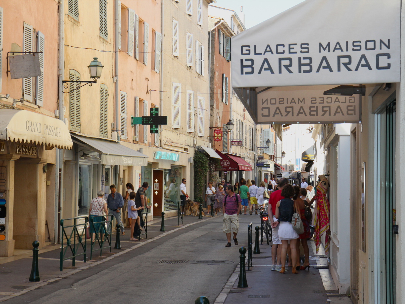 Городская улица на курорте Сен-Тропе, Франция