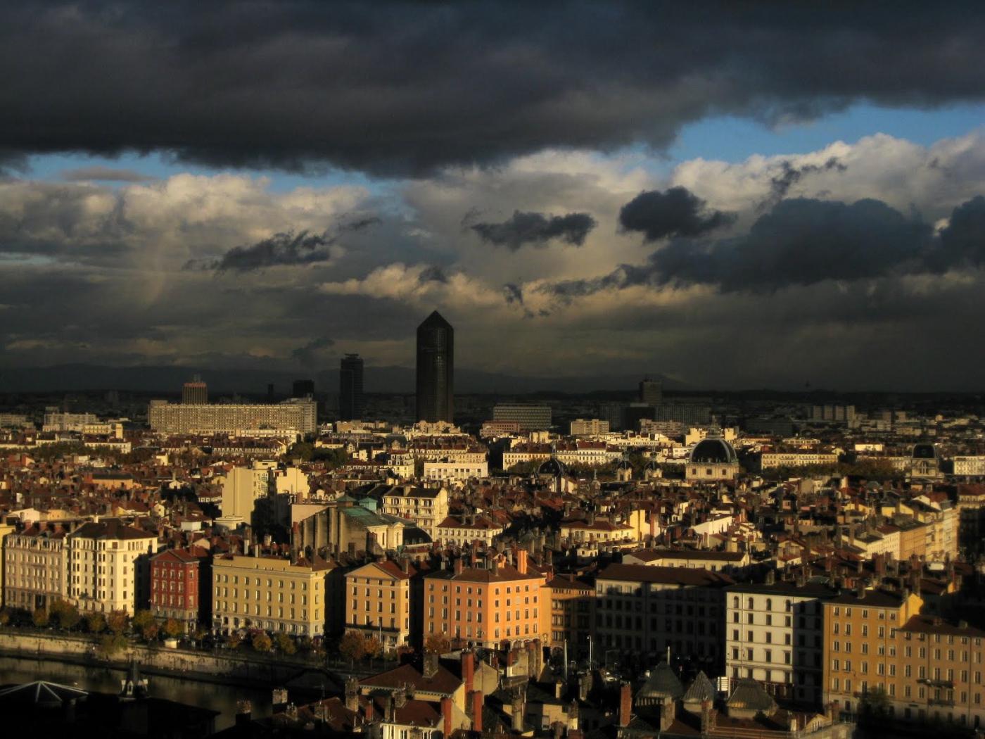 Облака над городом Лион, Франция