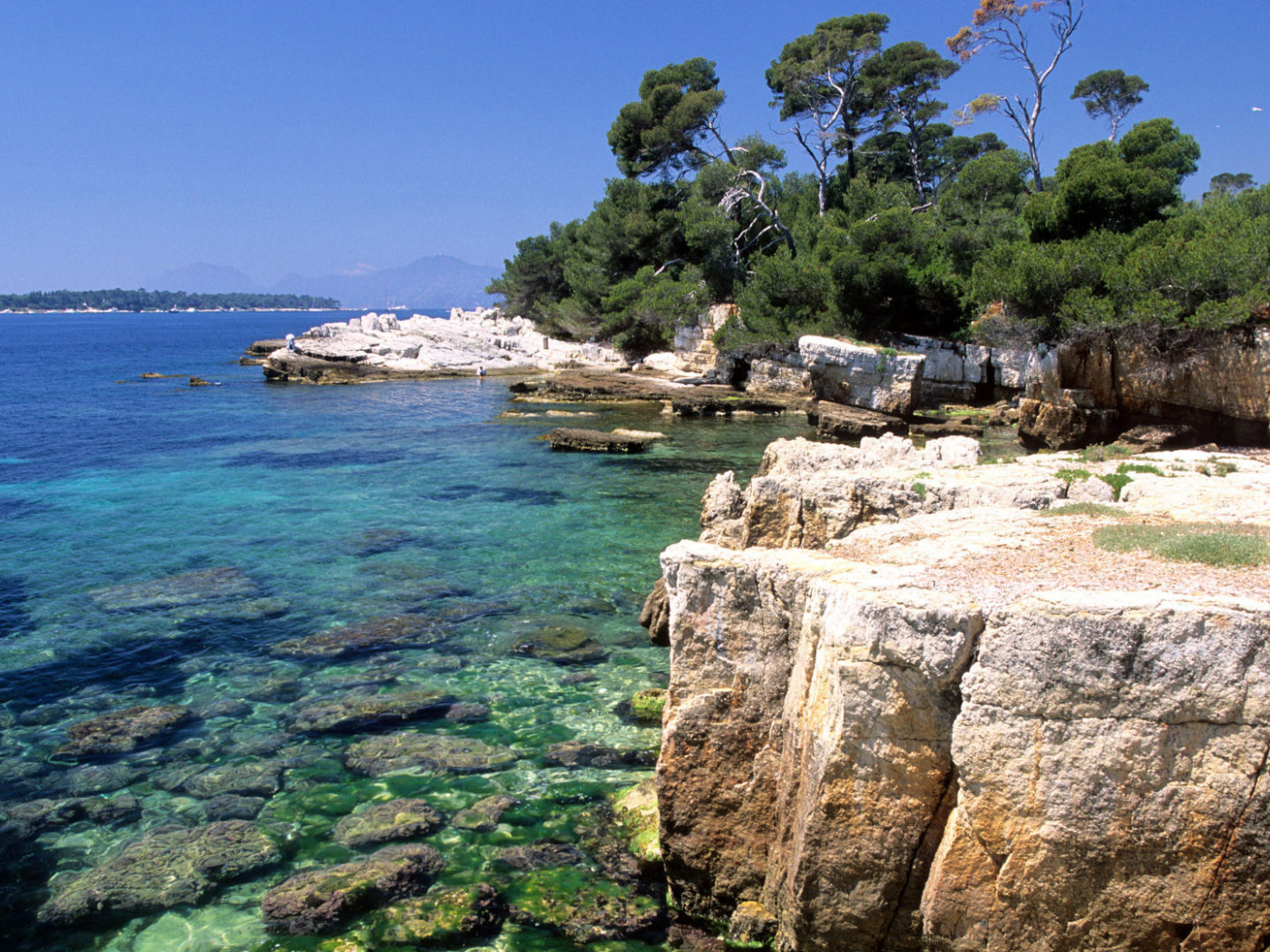 Побережье на курорте Антибы, Франция