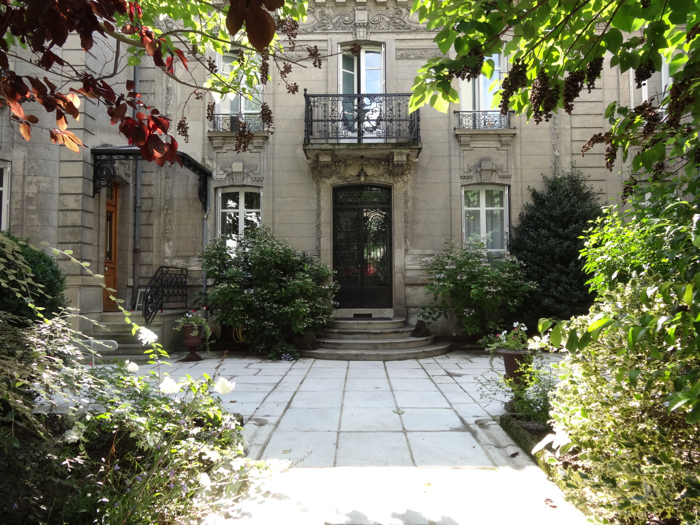 Уютный двор в городе Виши, Франция