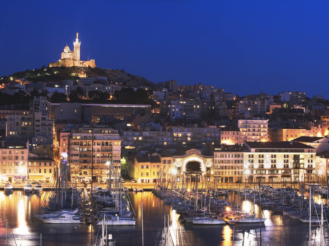 Вечернее сияние в городе Марсель, Франция