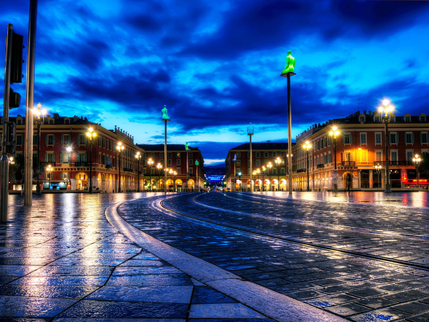 Вечерние огни в городе Ницца, Франция