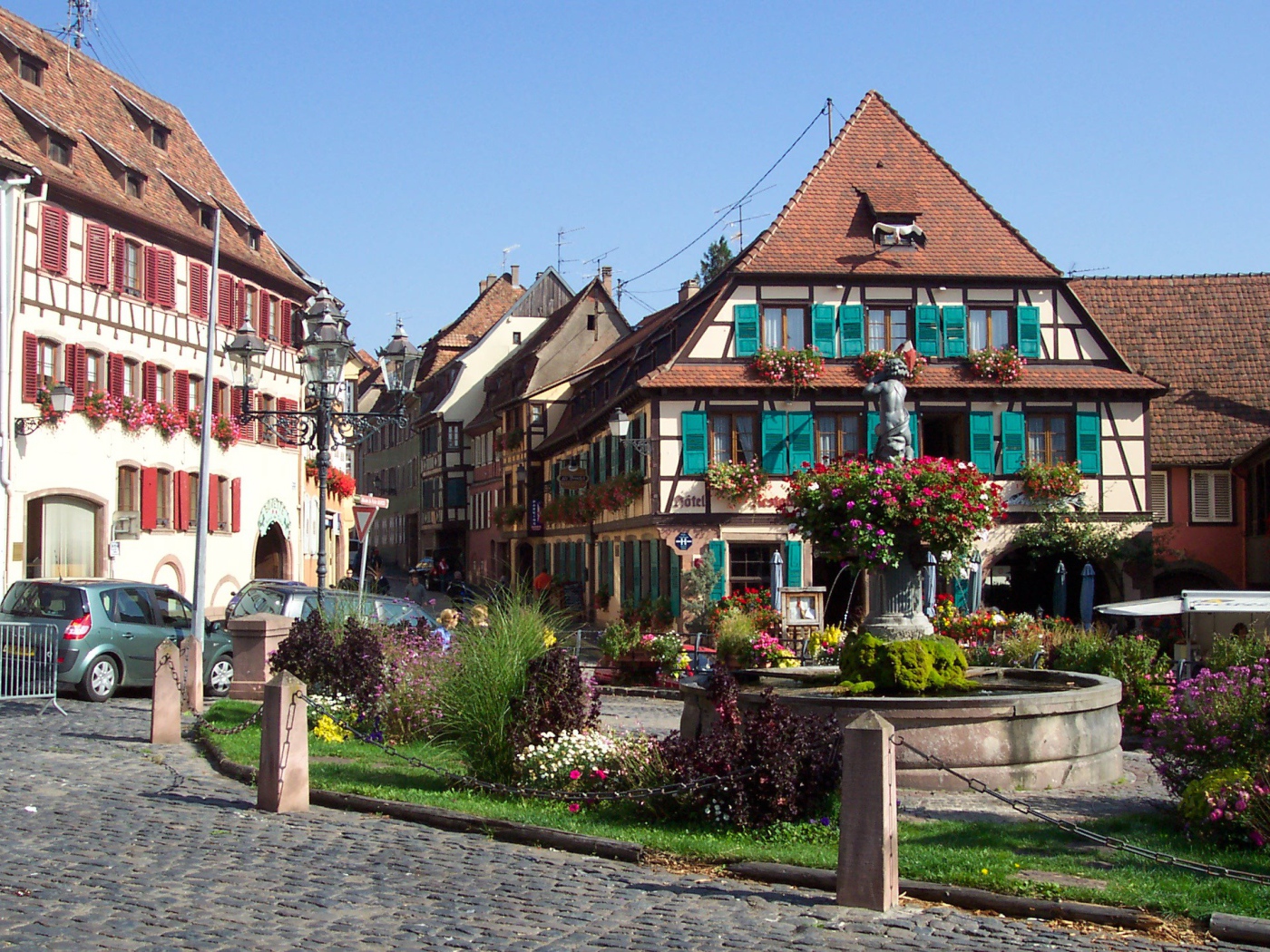 Фонтан на площади в Эльзасе, Франция