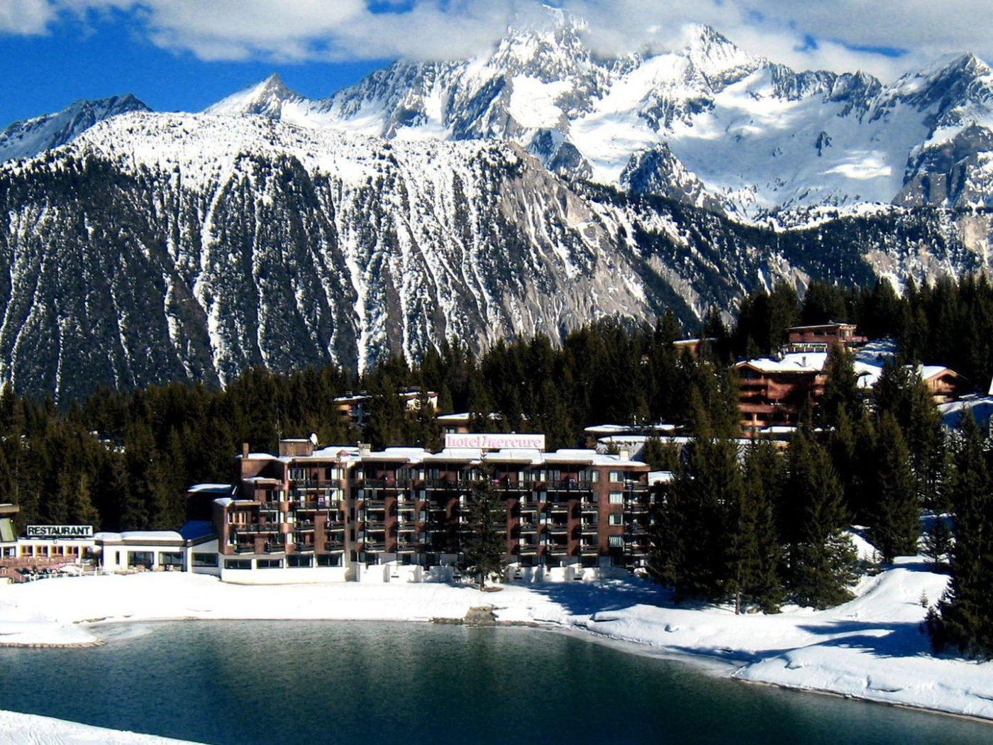 Дома на берегу озера на горнолыжном курорте Куршевель, Франция