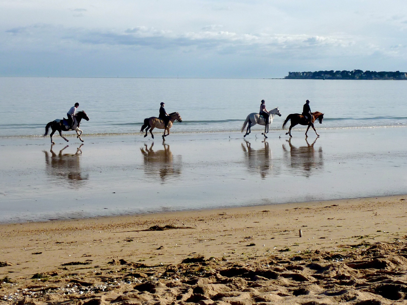 Конная прогулка на курорте Ла Боль, Франция