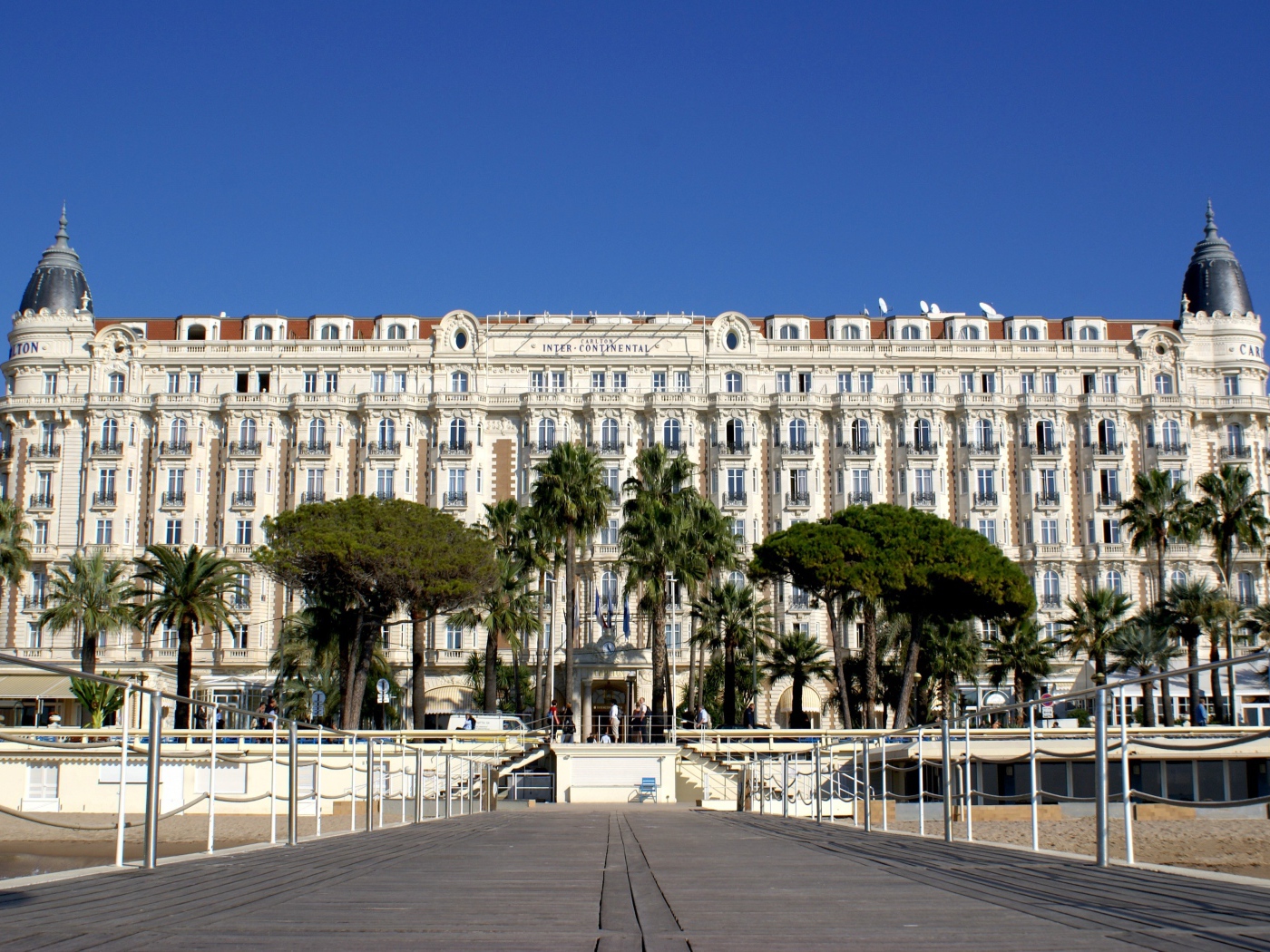 Отель на побережье в Каннах, Франция