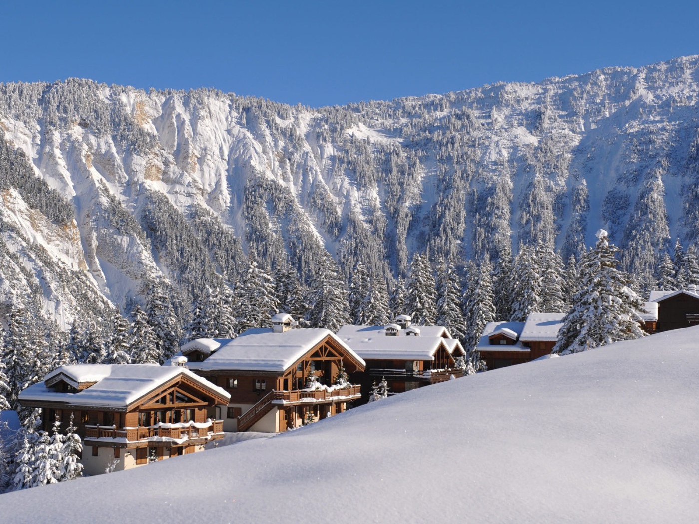 Дома на фоне гор на горнолыжном курорте Куршевель, Франция