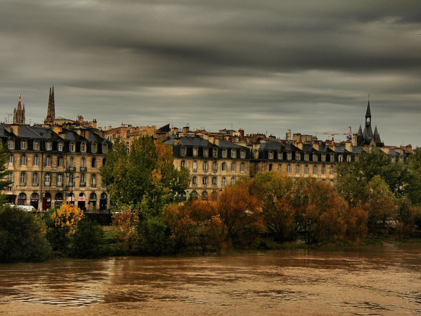 Дома на набережной в Бордо, Франция