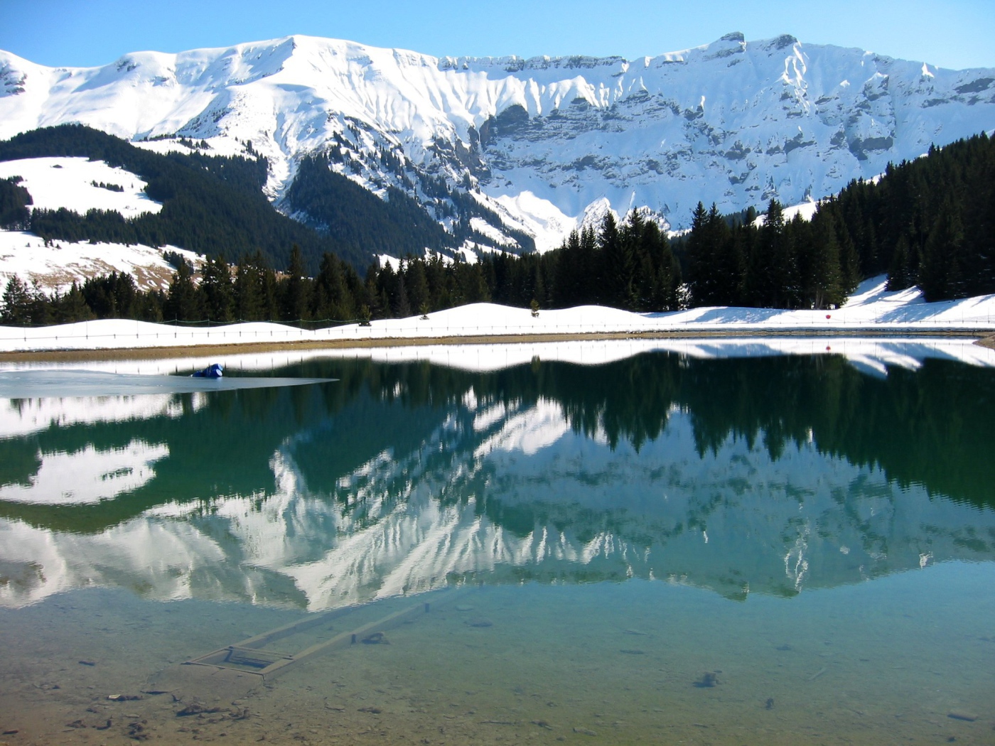 Озеро на горнолыжном курорте Межев, Франция
