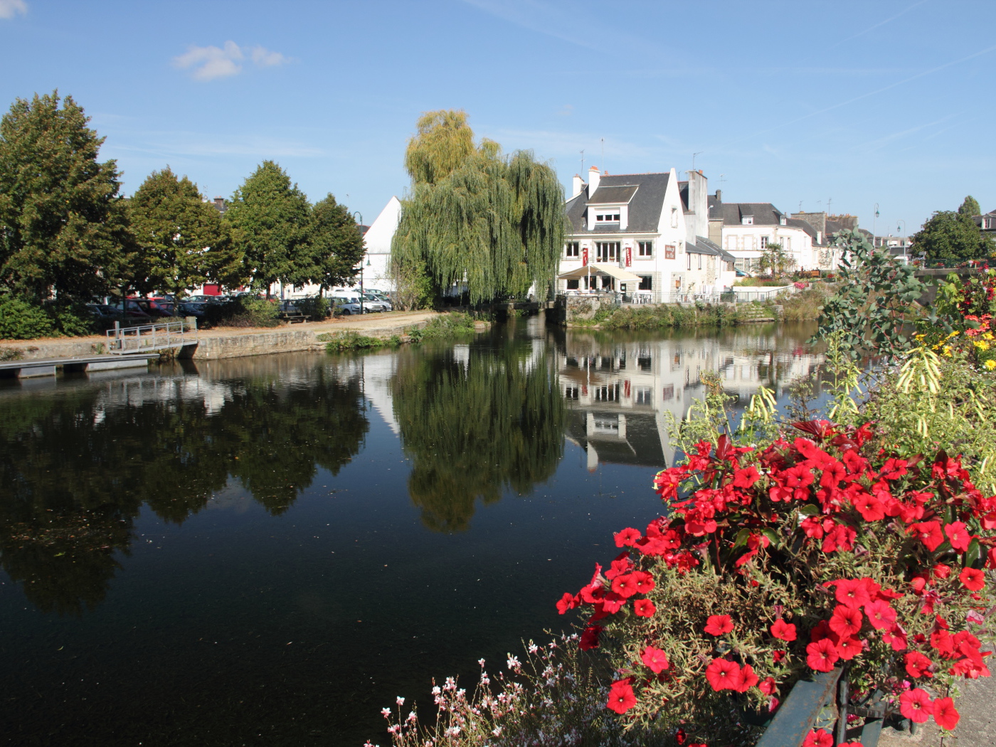 Озеро в городе в Бретань, Франция