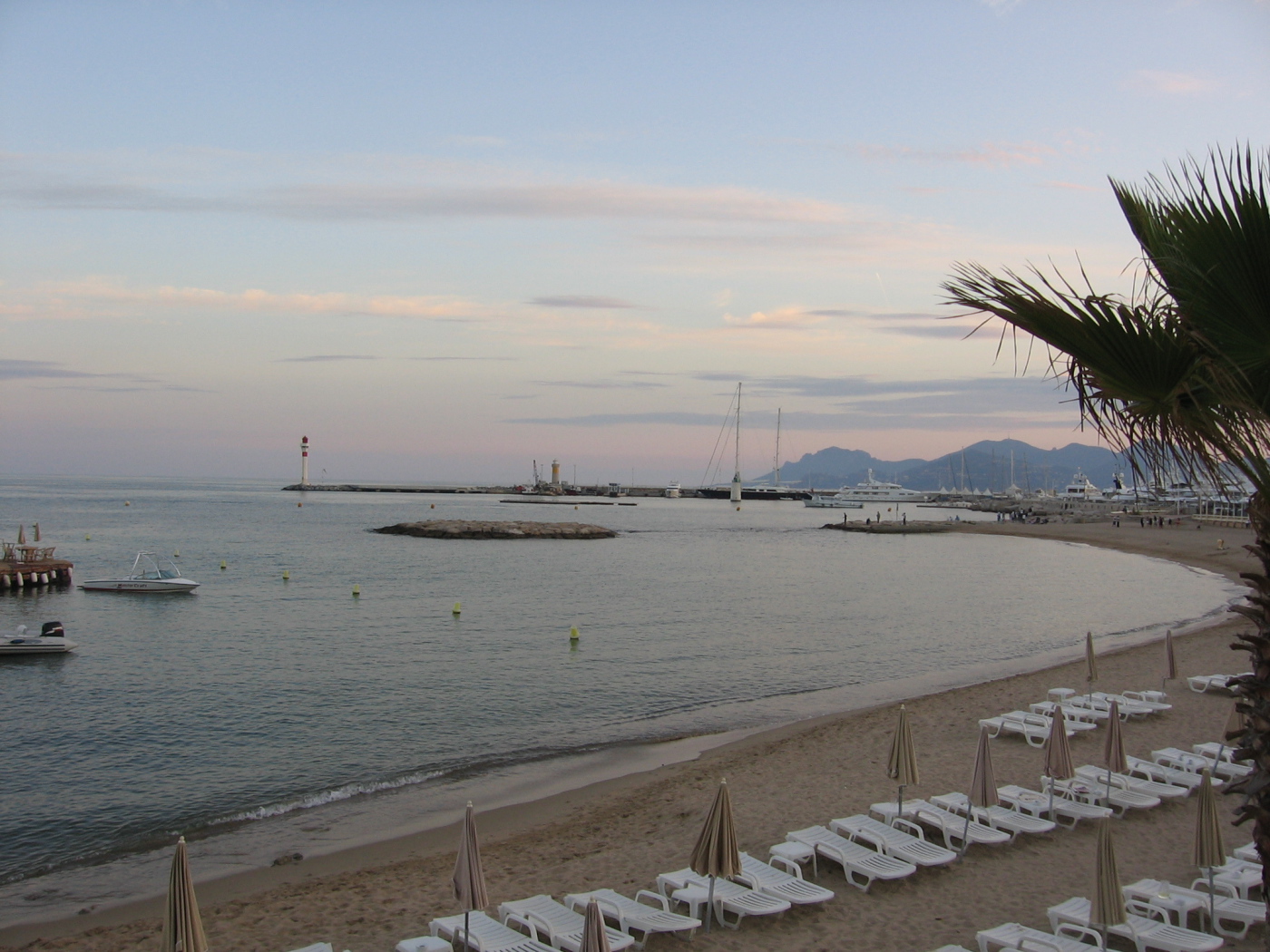 Пляж на курорте Мирамар Круести, Франция