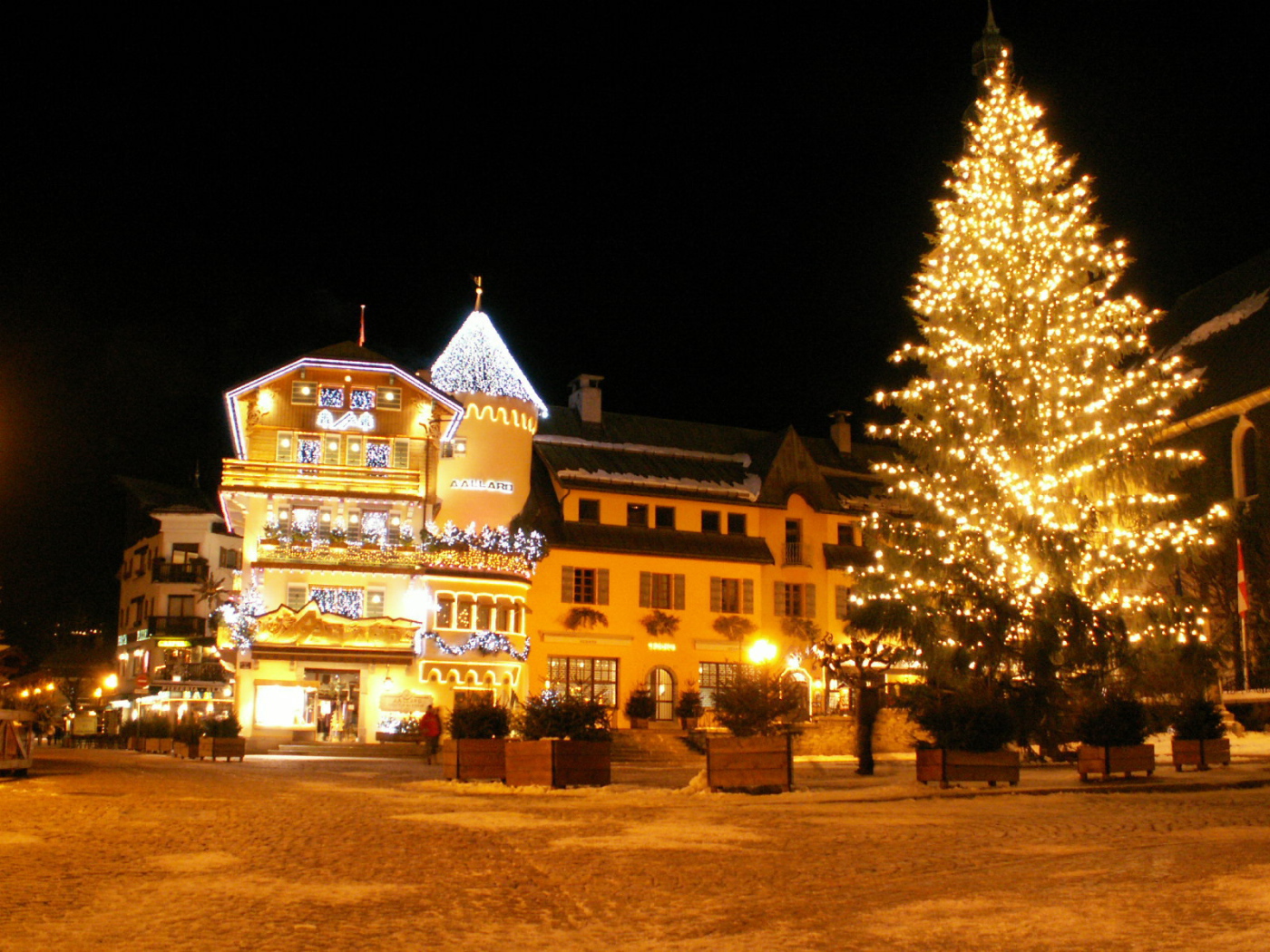 Ночное сияние на горнолыжном курорте Межев, Франция