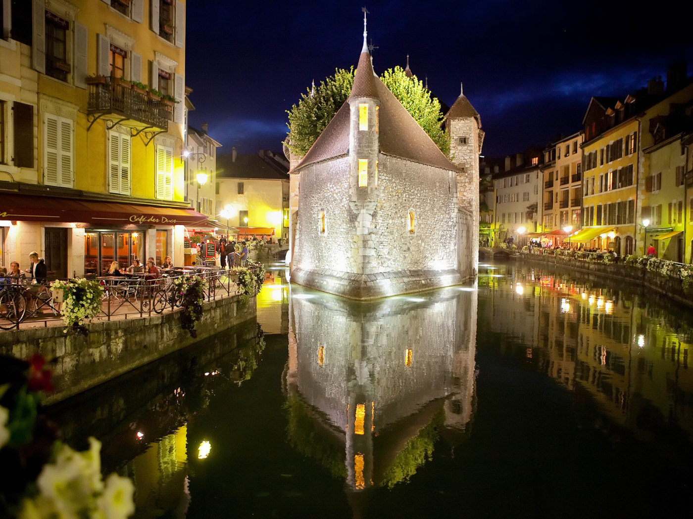 Ночные огни в городе Аннеси, Франция