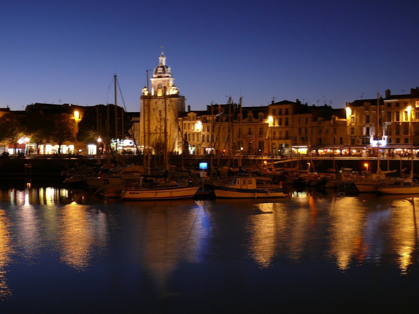 Ночные огни в городе Марсель, Франция