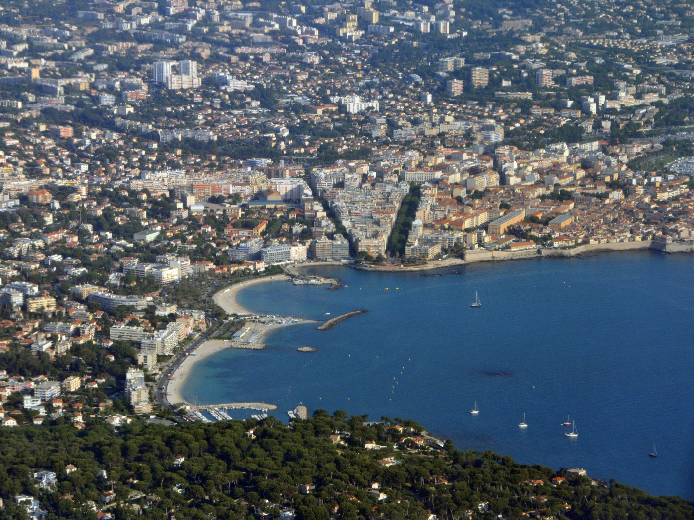 Панорама города на курорте Антибы, Франция