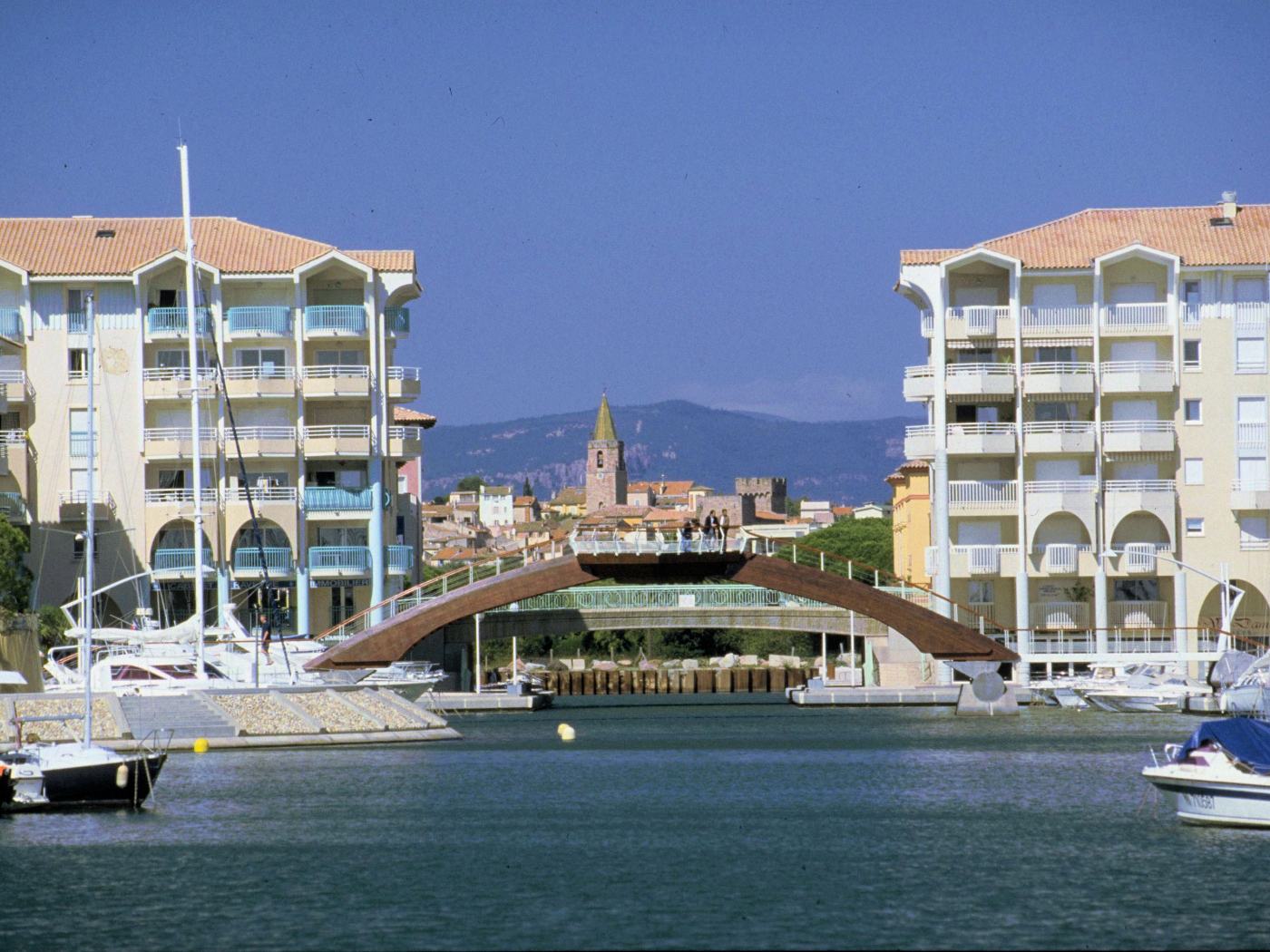 Порт на фоне города на курорте Порт Де Фрежюс, Франция