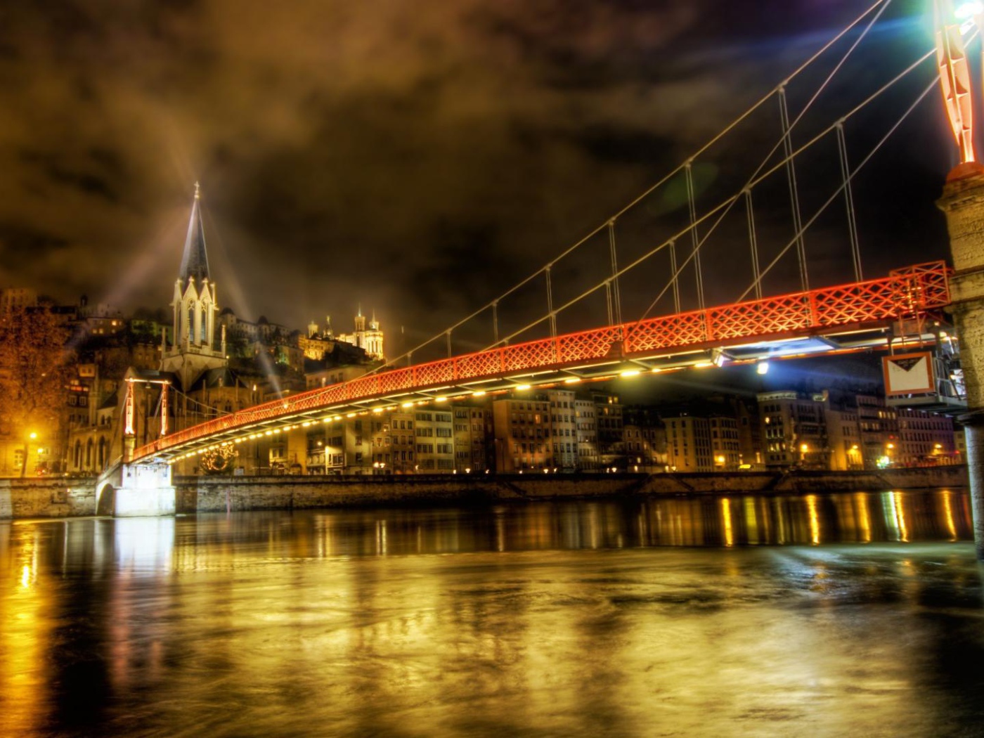 Сияющий мост в городе Лион, Франция