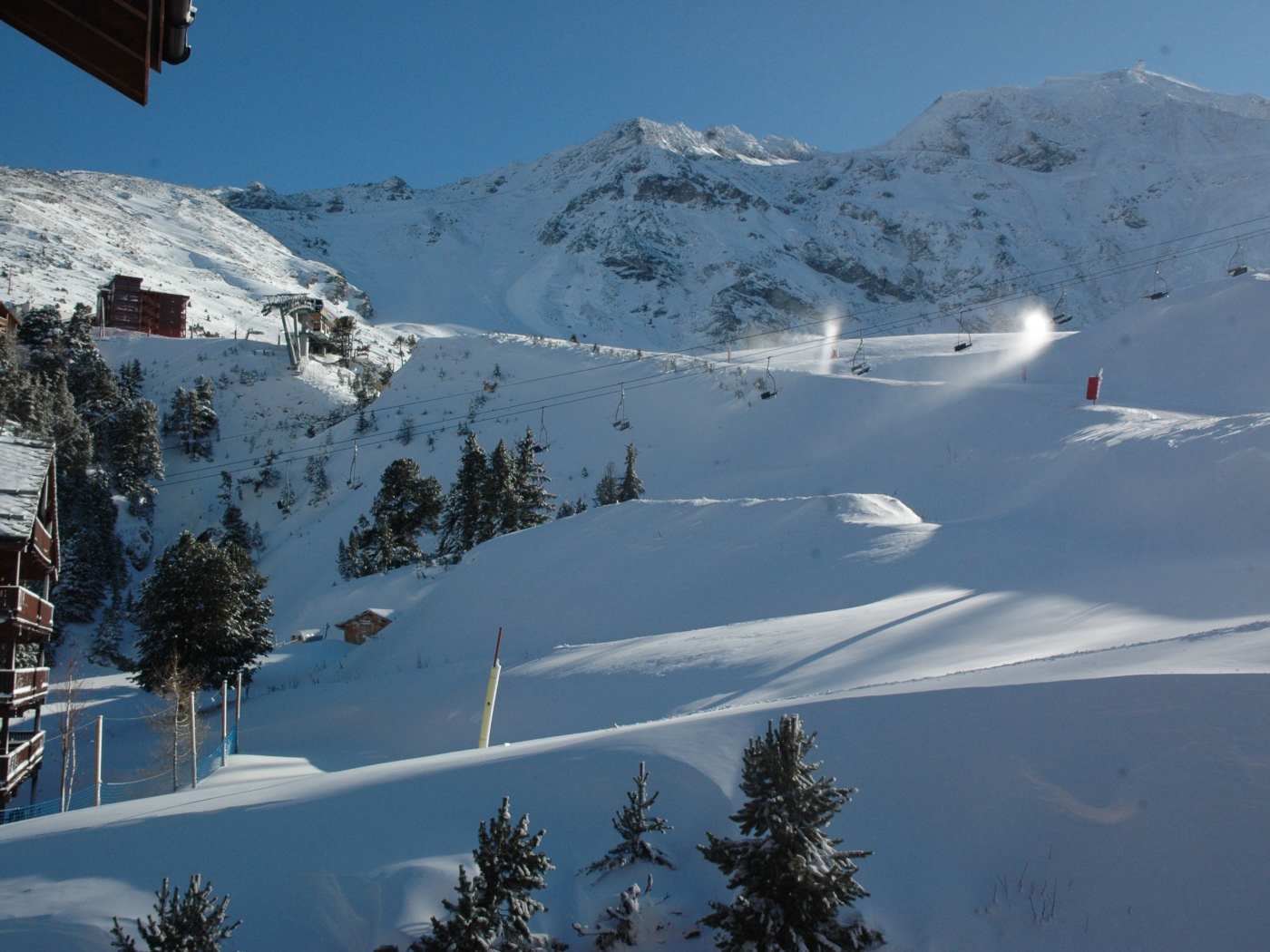 Заснеженные склоны на горнолыжном курорте Лез Арк, Франция