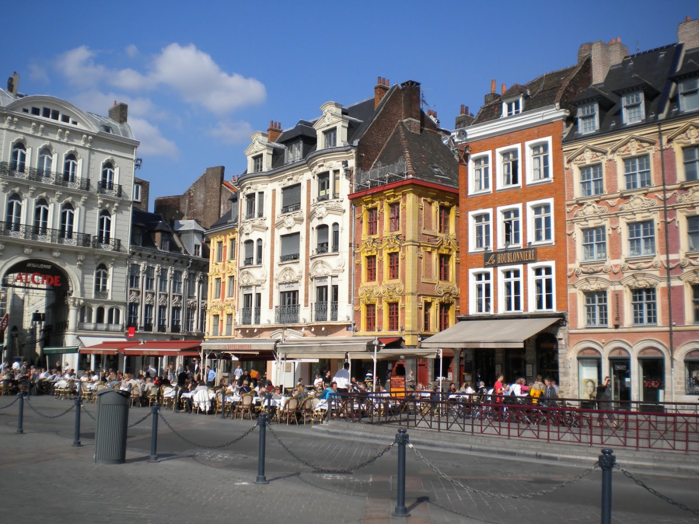 Уличное кафе в городе Лилль, Франция