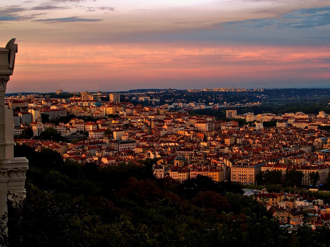 Закат в городе Лион, Франция