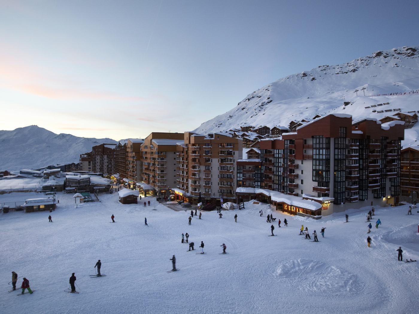 Городские здания на горнолыжном курорте Валь-Торанс, Франция