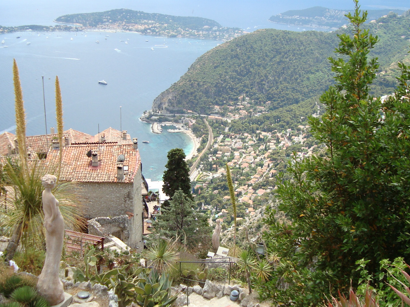 Вид на залив на курорте Эз, Франция