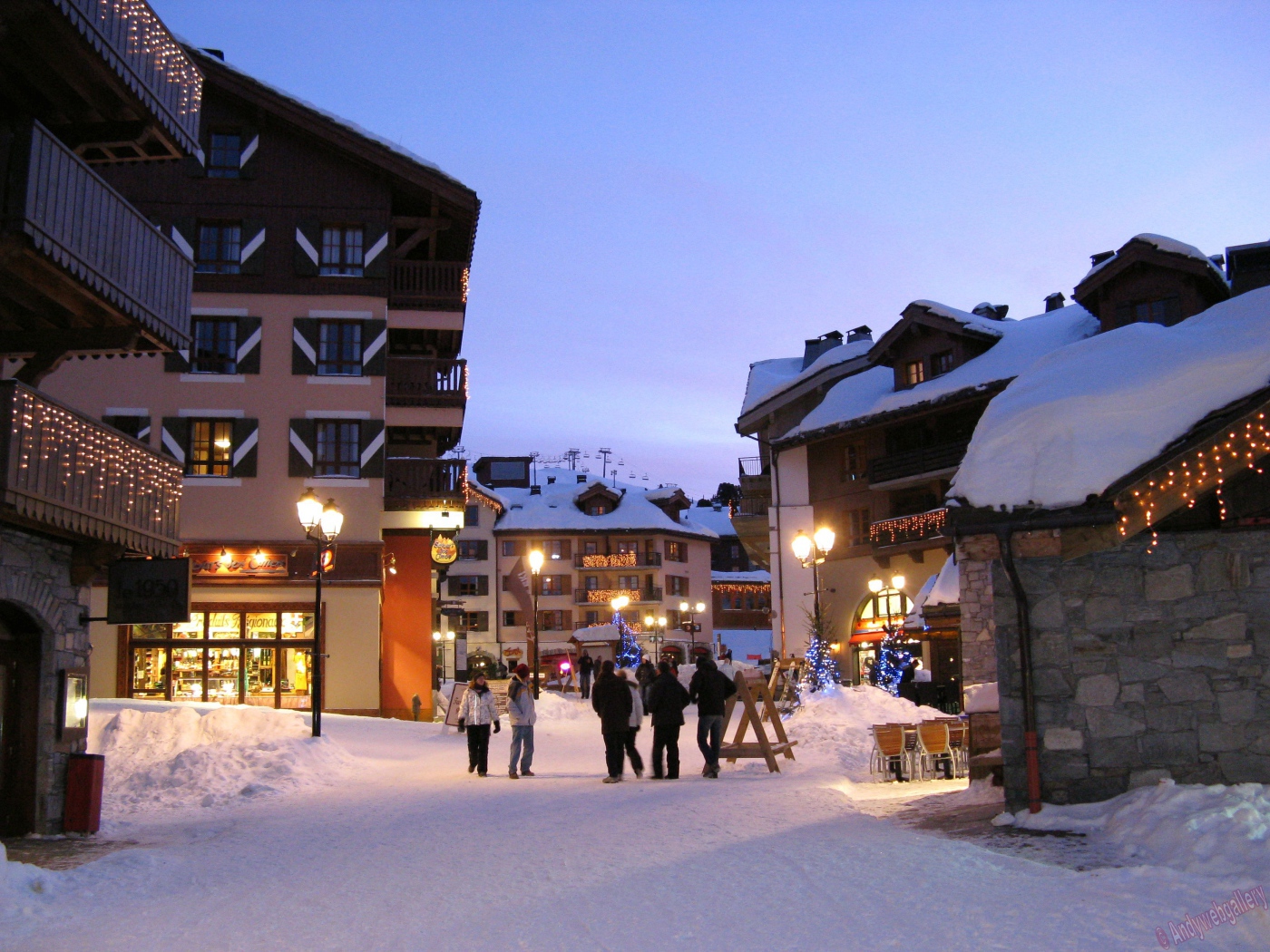 Прогулка по улице на горнолыжном курорте Лез Арк, Франция