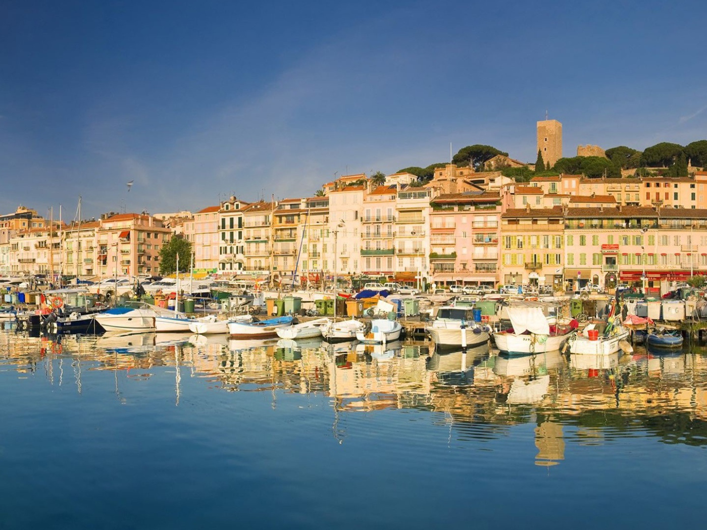 Яхты у берега в Каннах, Франция