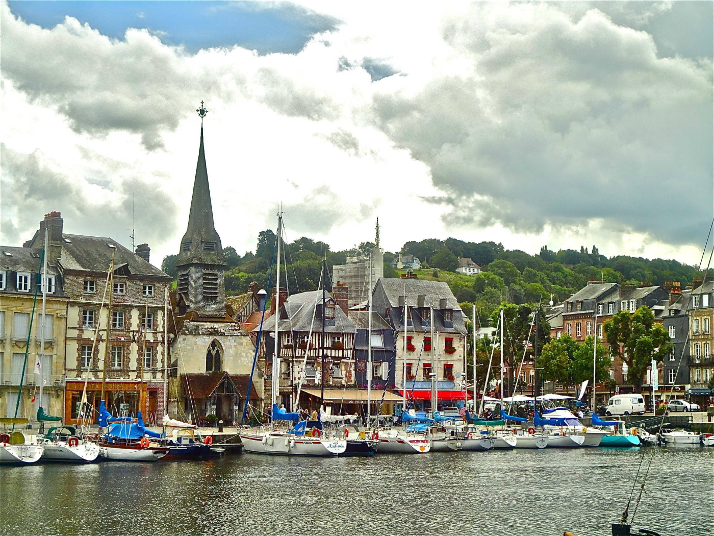 Яхты в порту в Нормандии, Франция