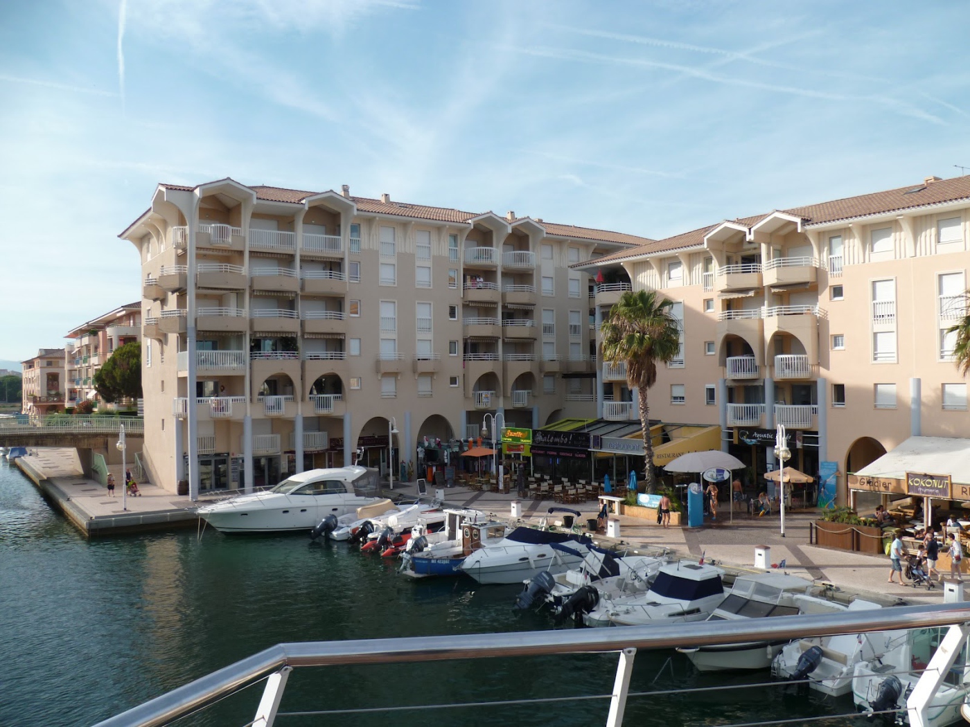 Яхты у набережной на курорте Порт Де Фрежюс, Франция