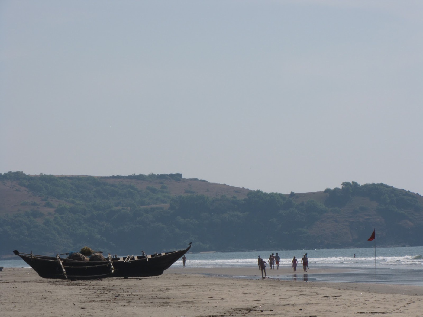 Лодка на пляже в Ашвеме