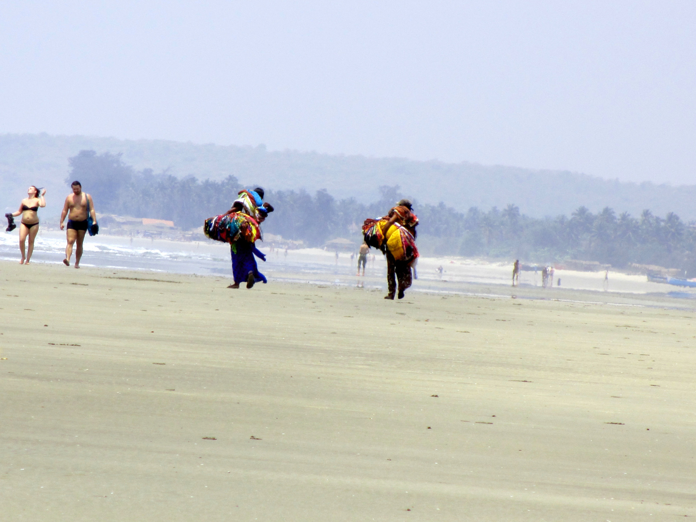 Люди на пляже в Ашвеме