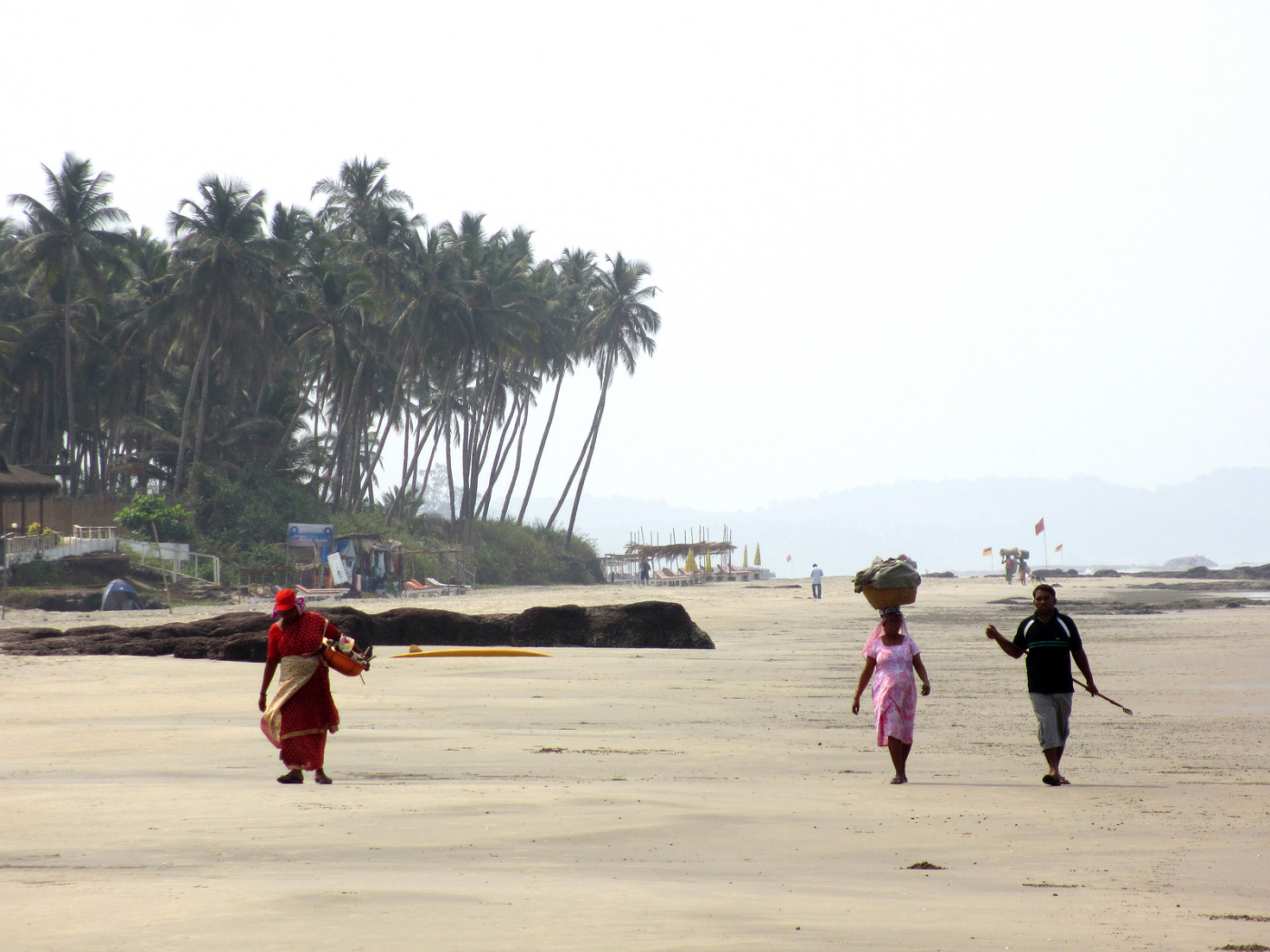 Жители Ашвема на пляже