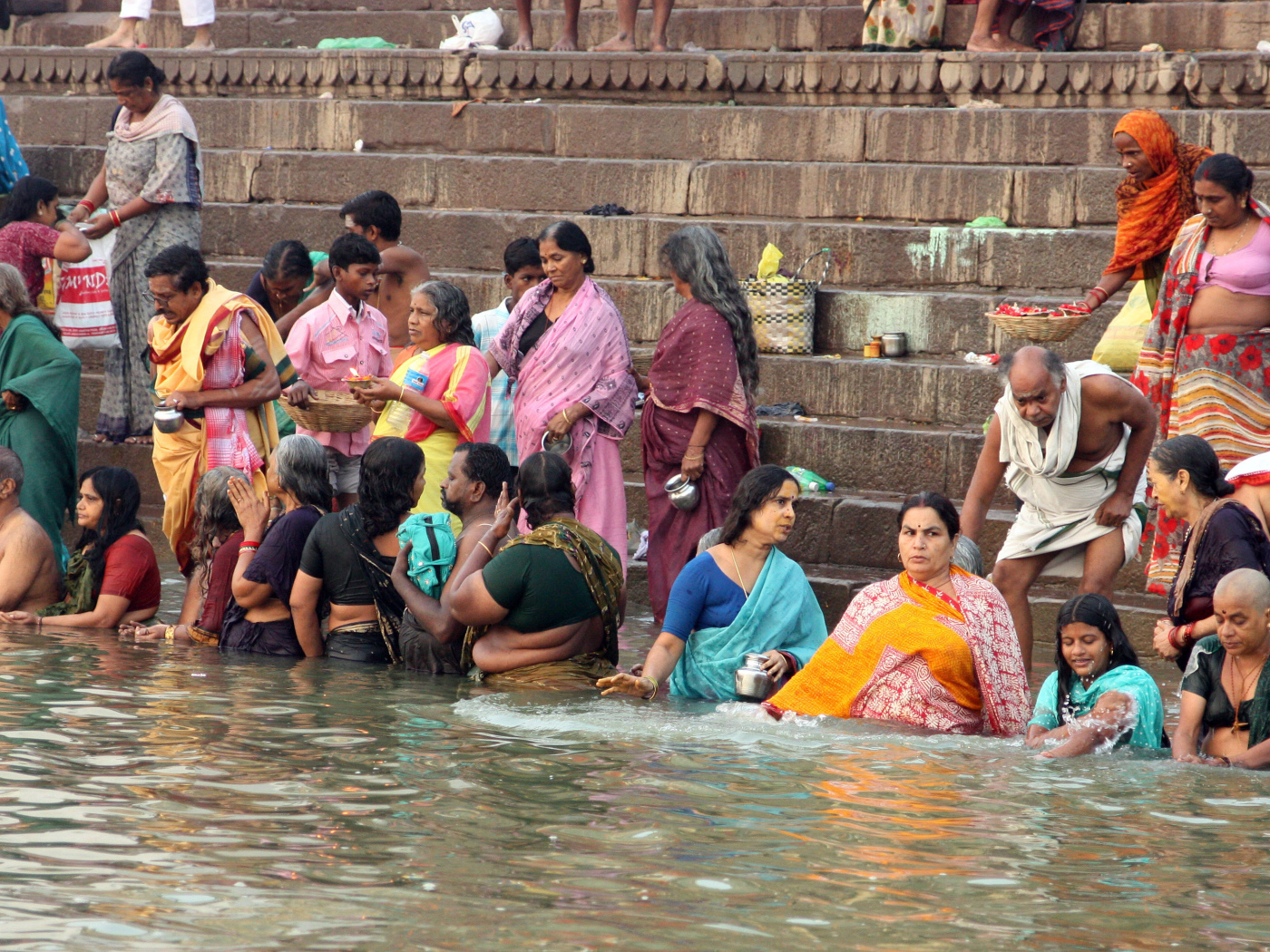 Жители Варанаси отдыхают возле реки
