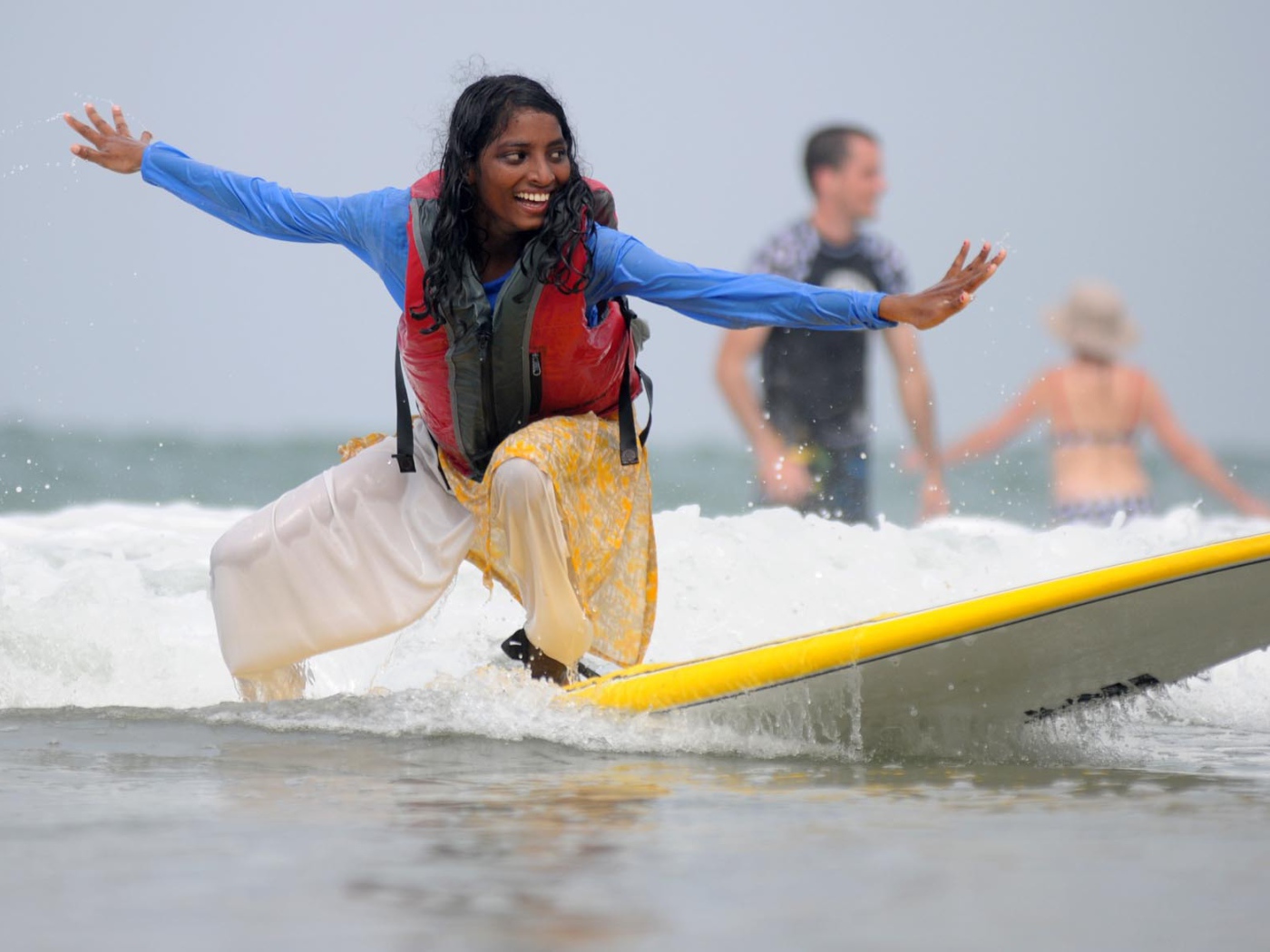 Сёрфингистка в Варкале