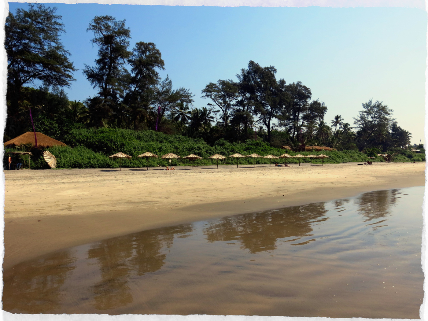 Зонтики на пляже в Ашвеме