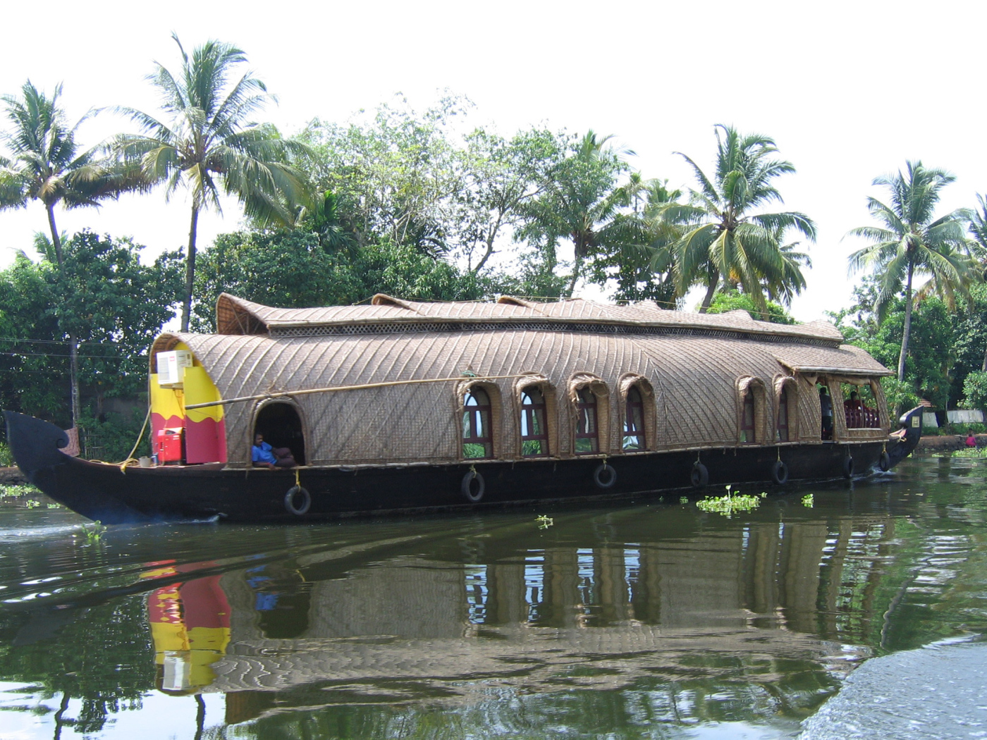 Отдыхающие на лодке в Алапуже