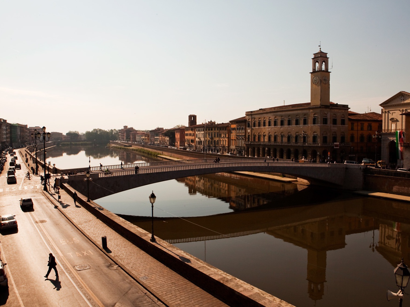 Полуденное солнце над каналом в Пизе, Италия