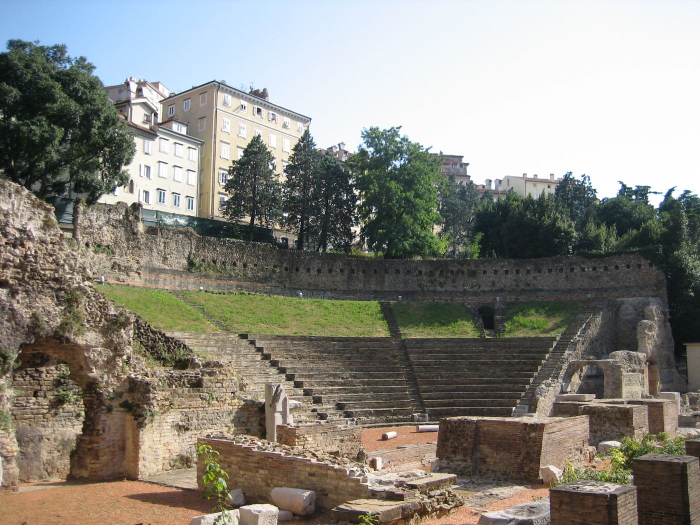 Древний амфитеатр на курорте в Триесте, Италия