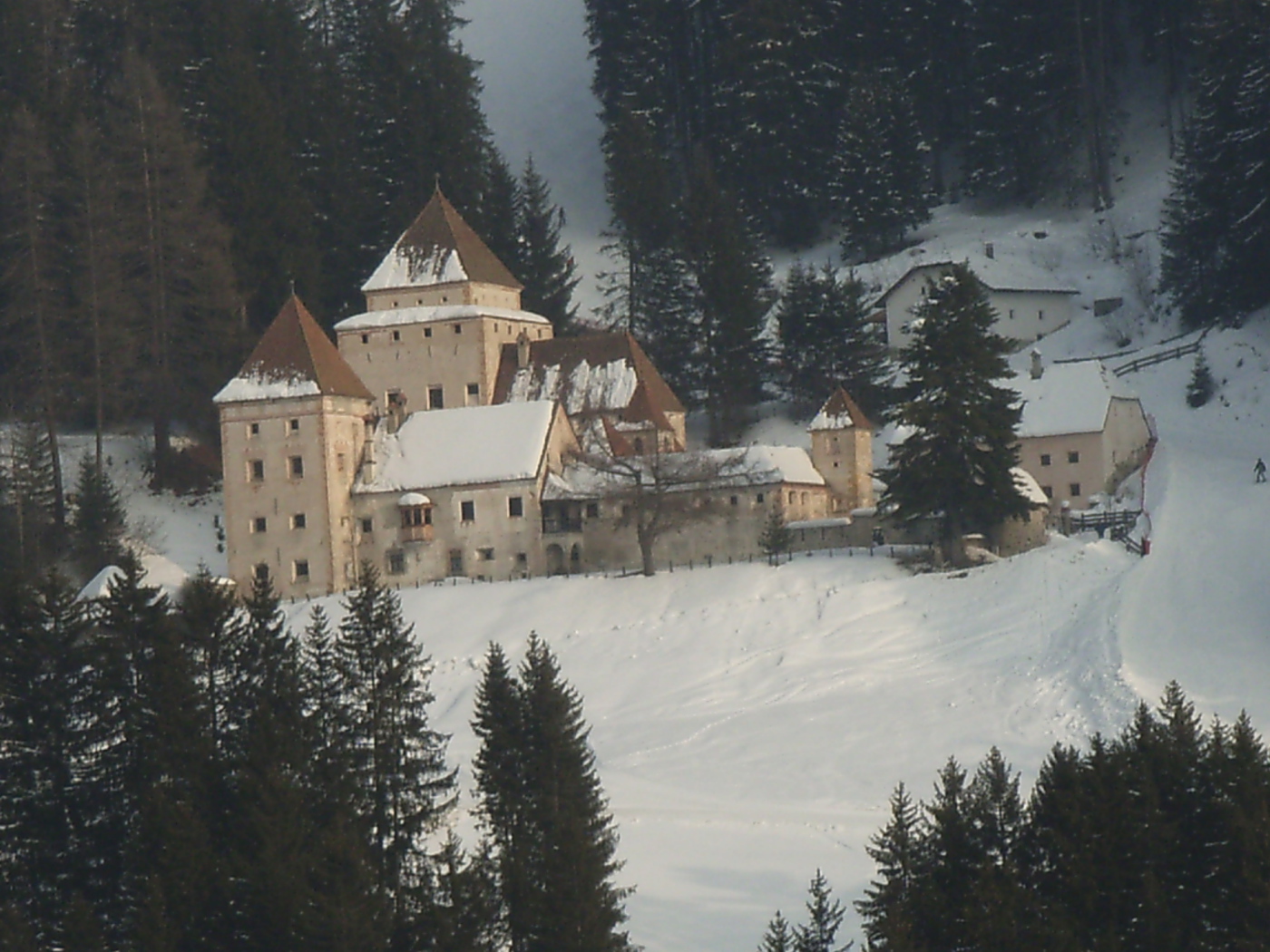 Старинный замок на курорте Ортизей, Италия