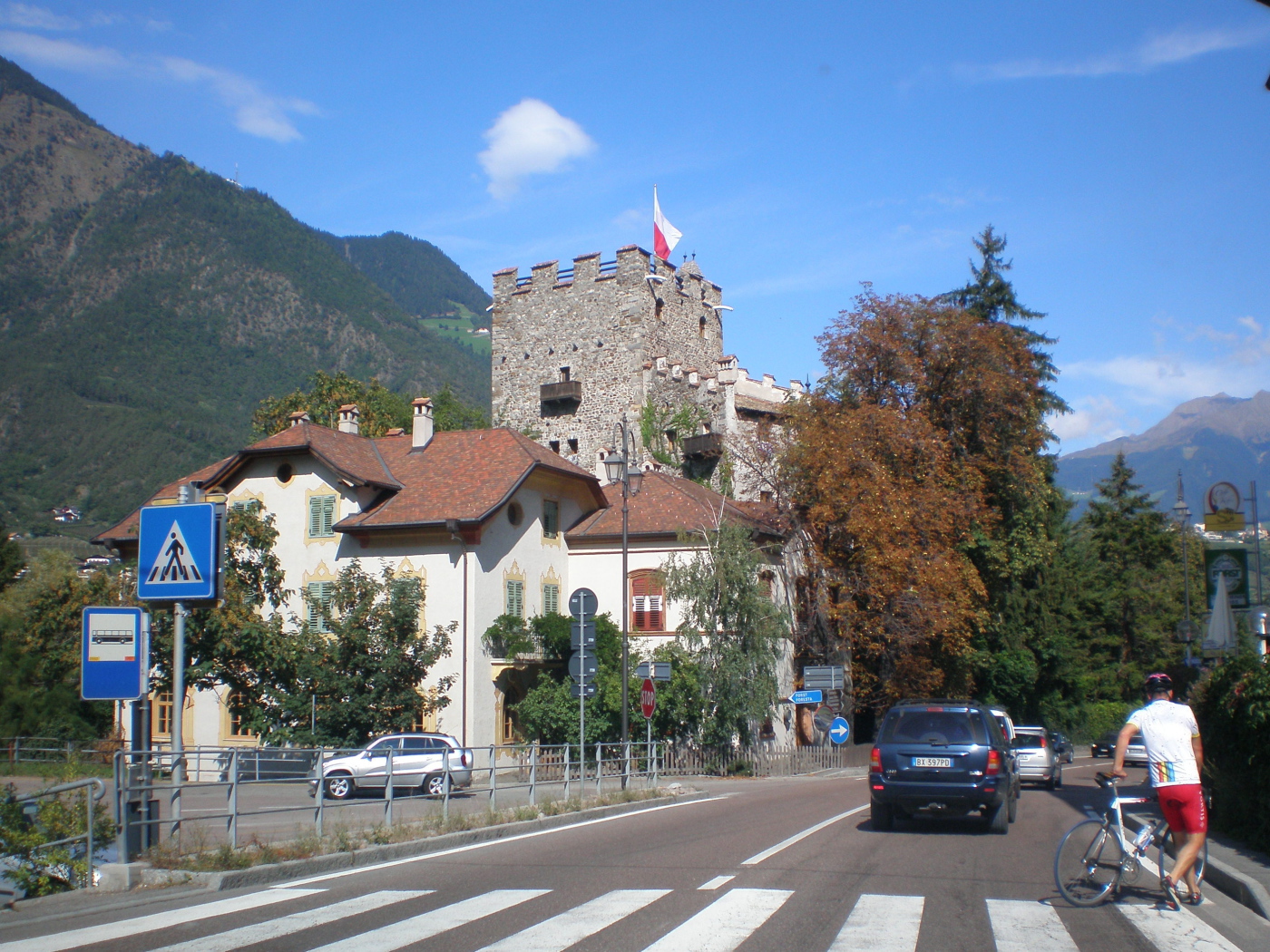 Старинная башня на горнолыжном курорте Арабба, Италия