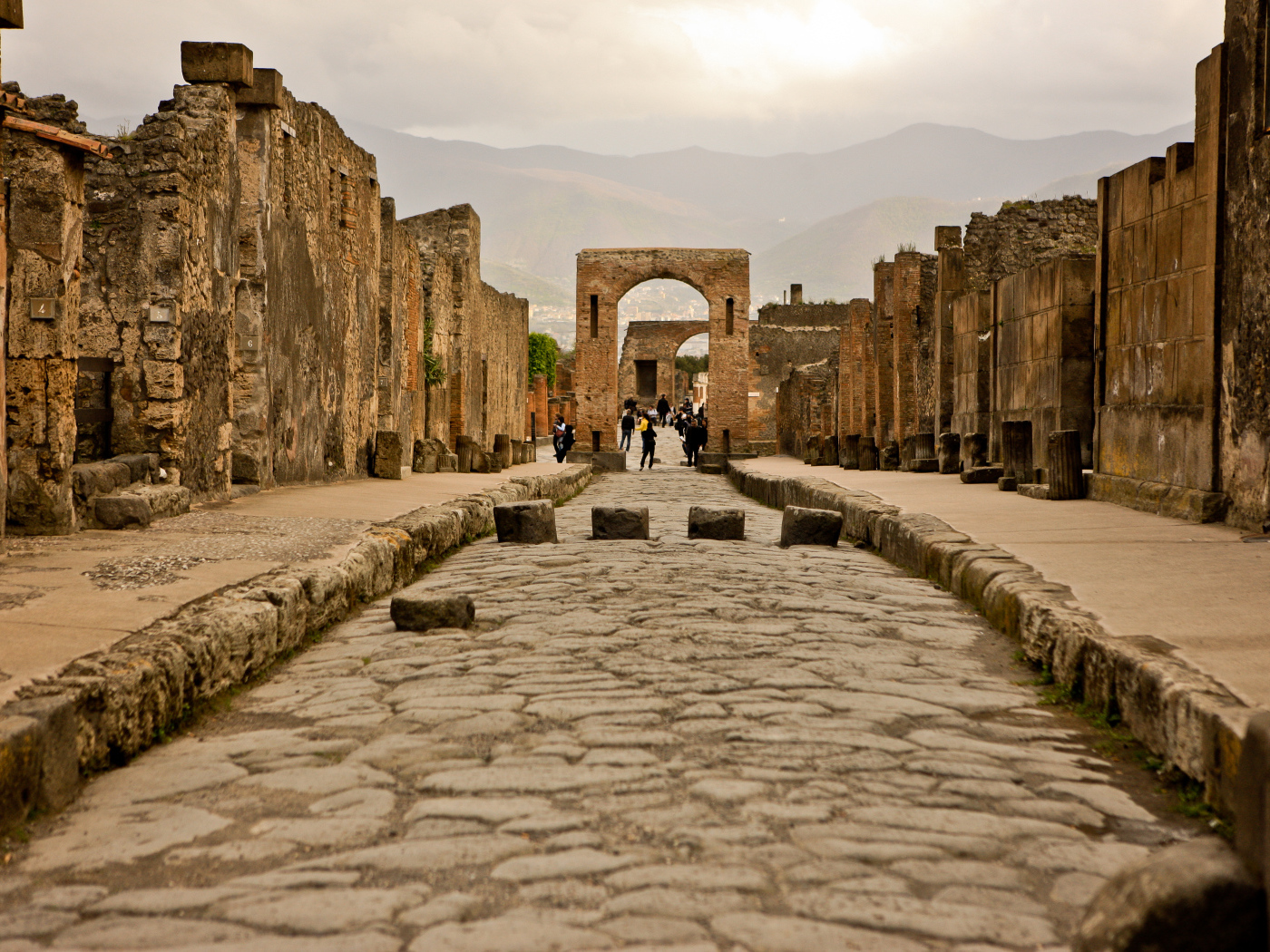 Арка на улице в Помпеях, Италия