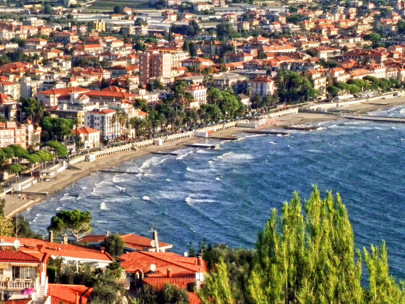 Осенний отдых на пляже на курорте Диано Марино, Италия