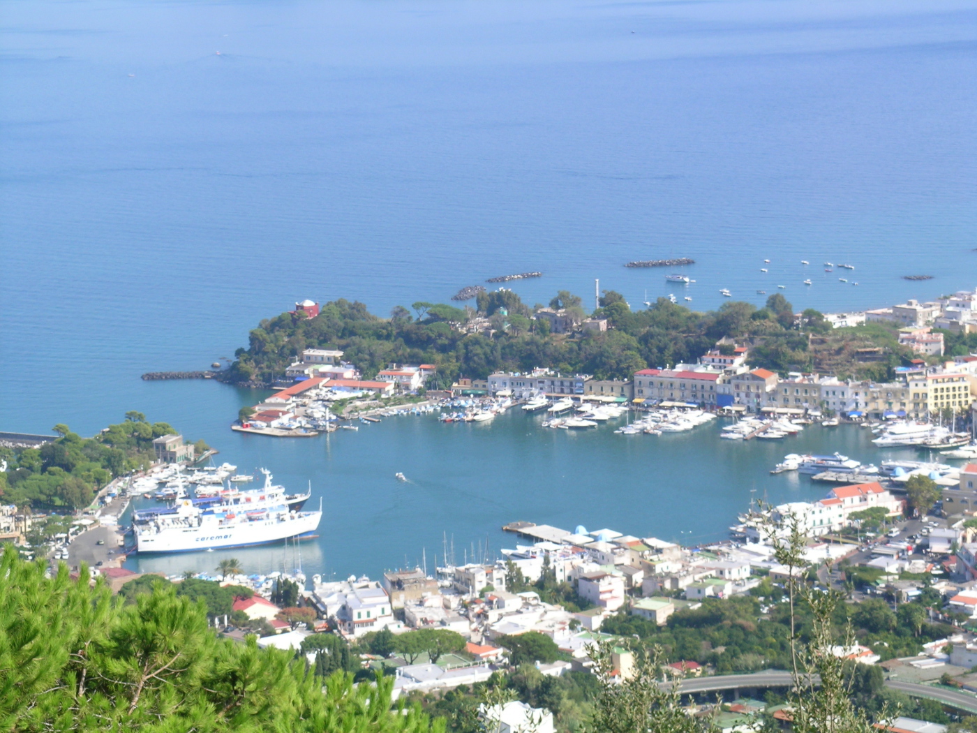 Бухта на острове Искья, Италия