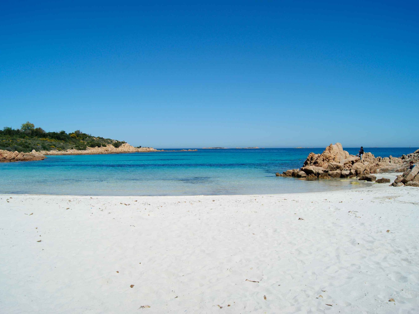 Пляж на курорте Коста Смеральда, Италия