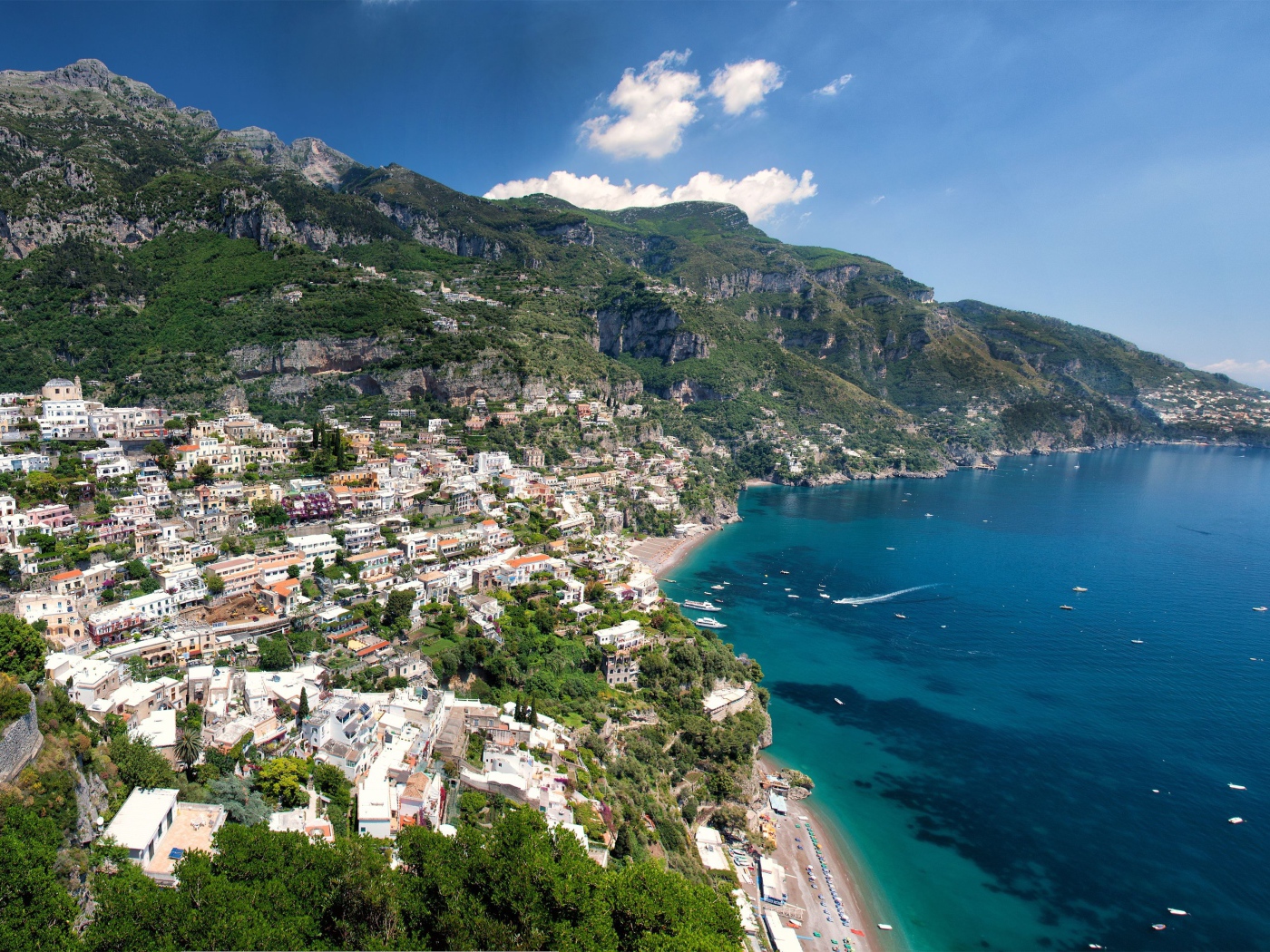 Голубая лагуна у побережья на курорте в Амальфи, Италия