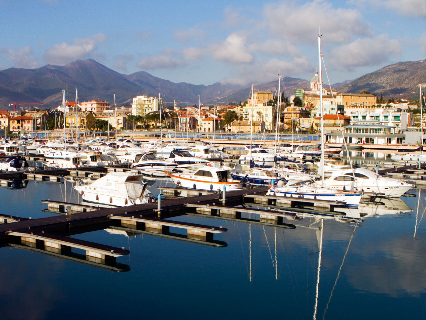 Лодки у причала в Лоано, Италия