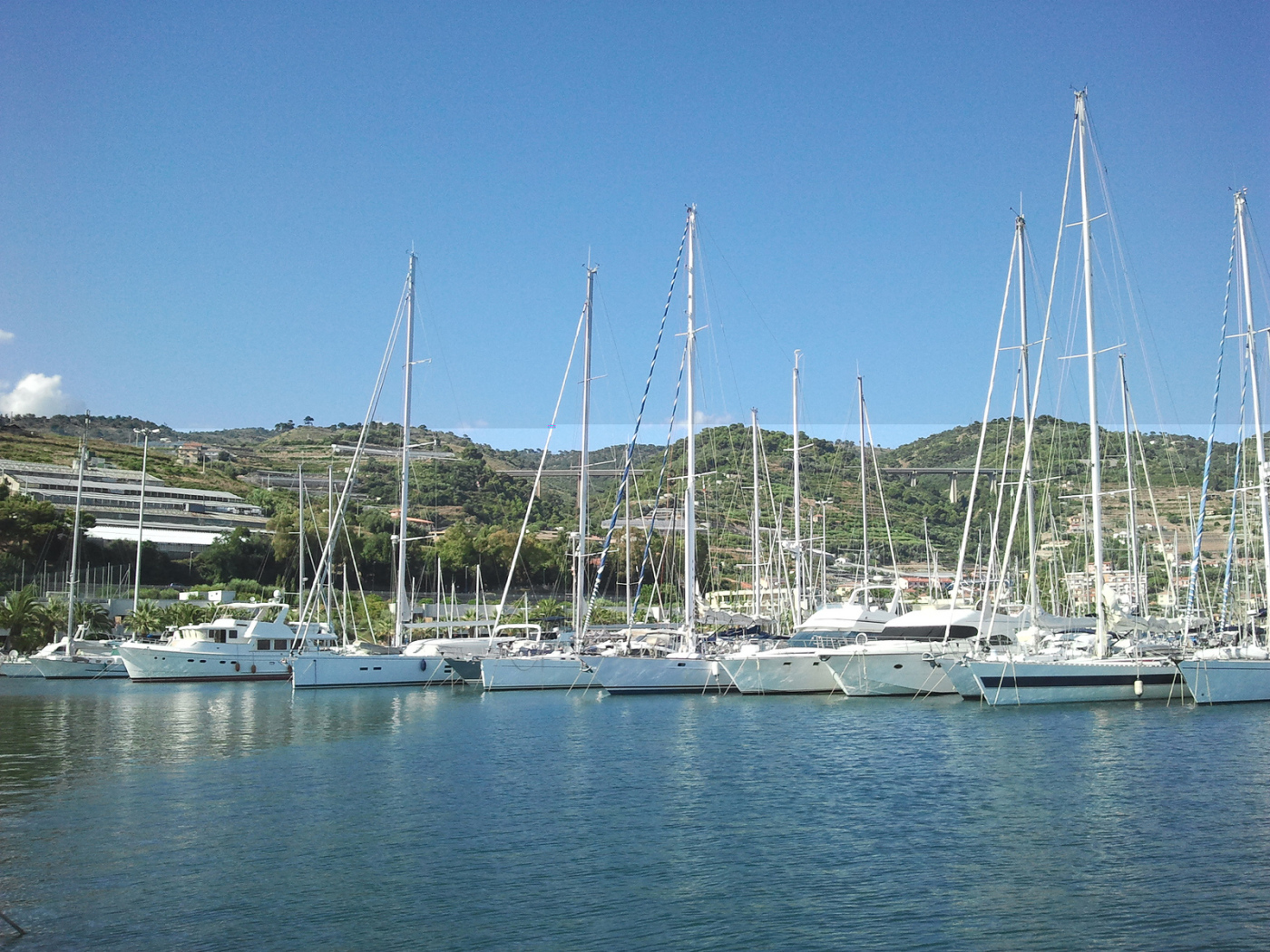 Лодки у причала в Санто Стефано аль Маре, Италия