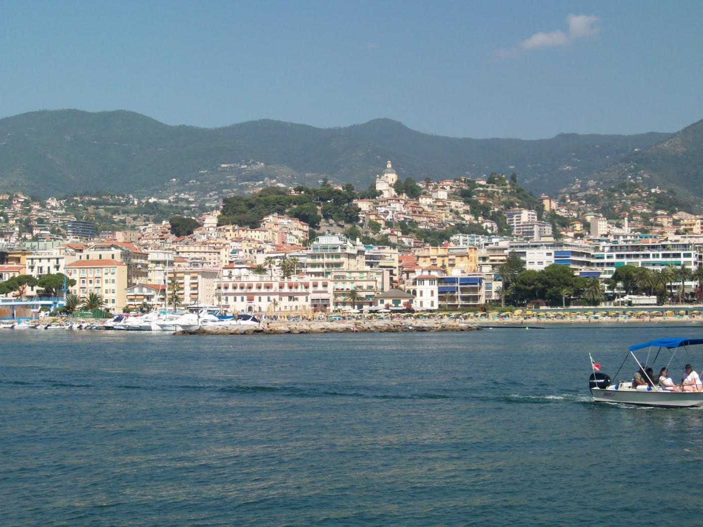 Лодки у причала на курорте Сан Бартоломео Аль Маре, Италия