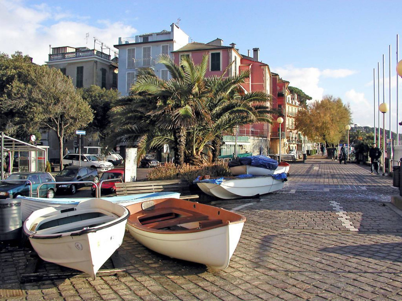 Лодки на набережной на курорте Челле Лигуре, Италия